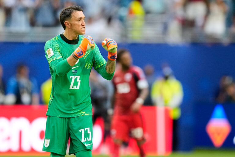 Unprecedented: Two goalkeepers in their 40s start for Uruguay and Cape Verde