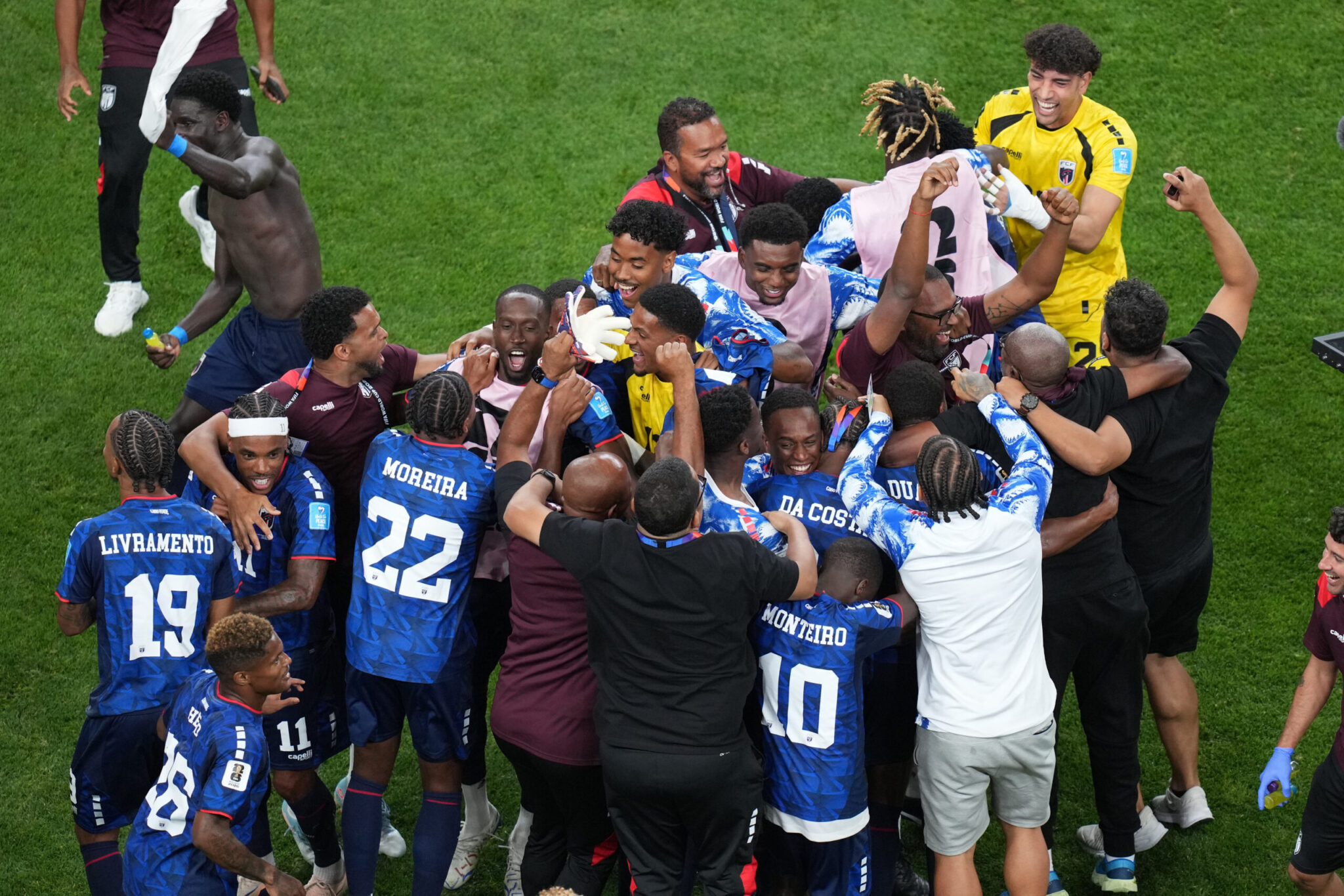 Tears of joy and wild celebrations in Prasino Akrotiri after the team’s qualification (VIDEO)