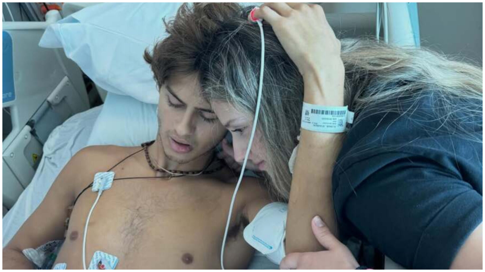 Stavros Floros: The heartwarming video of his sisters bathing him in the hospital