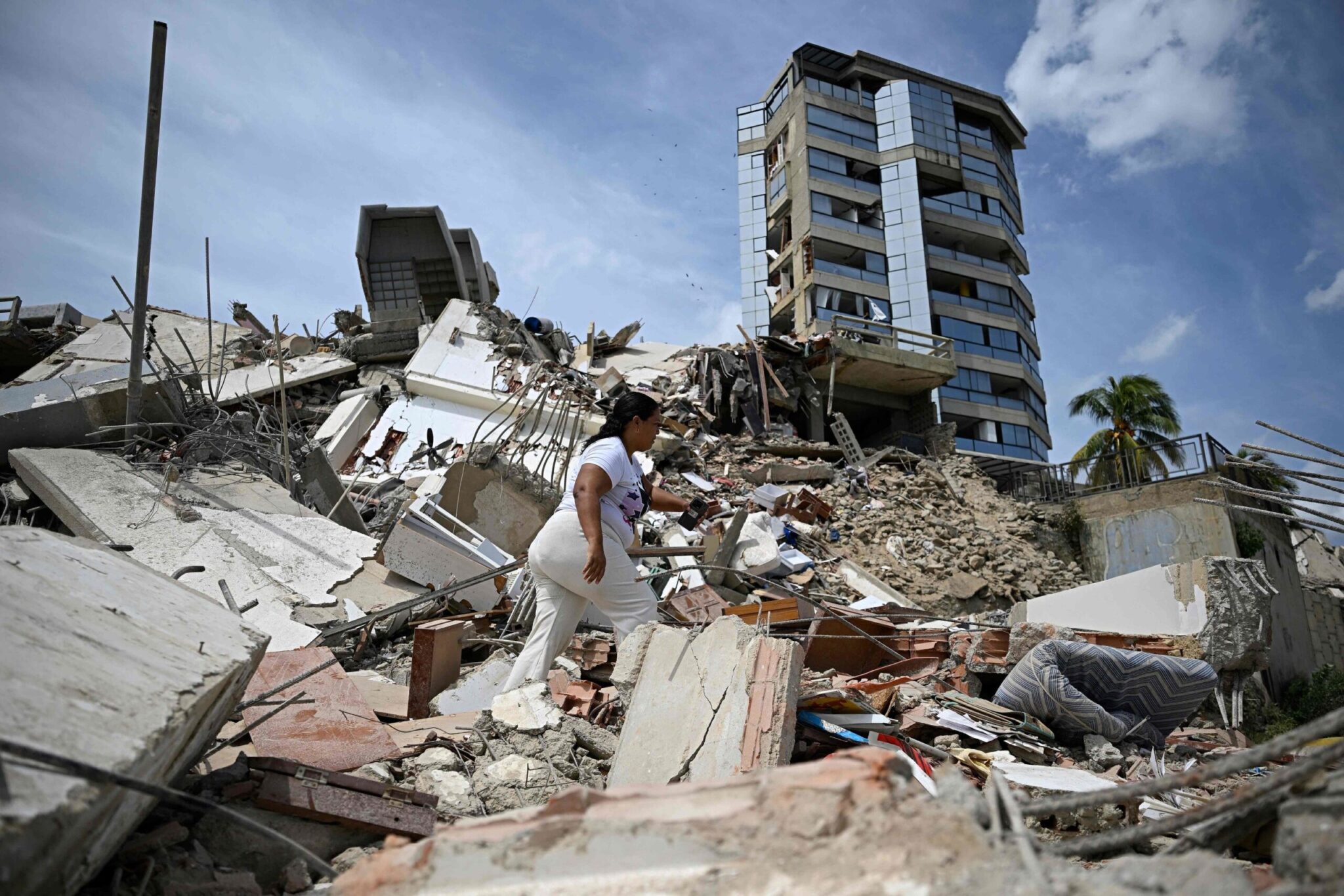 Venezuela: Hundreds dead, thousands injured: Shocking images from the rubble