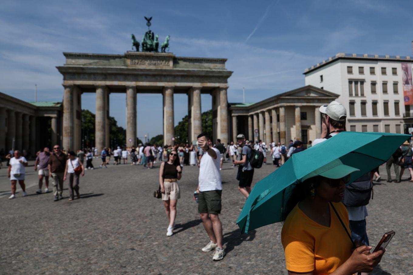 The heat wave is putting Europe to the test: Melting roads and hundreds of deaths