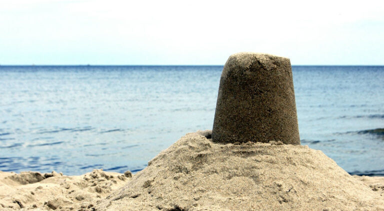 Why is the sand disappearing from the beaches? Experts' assessments