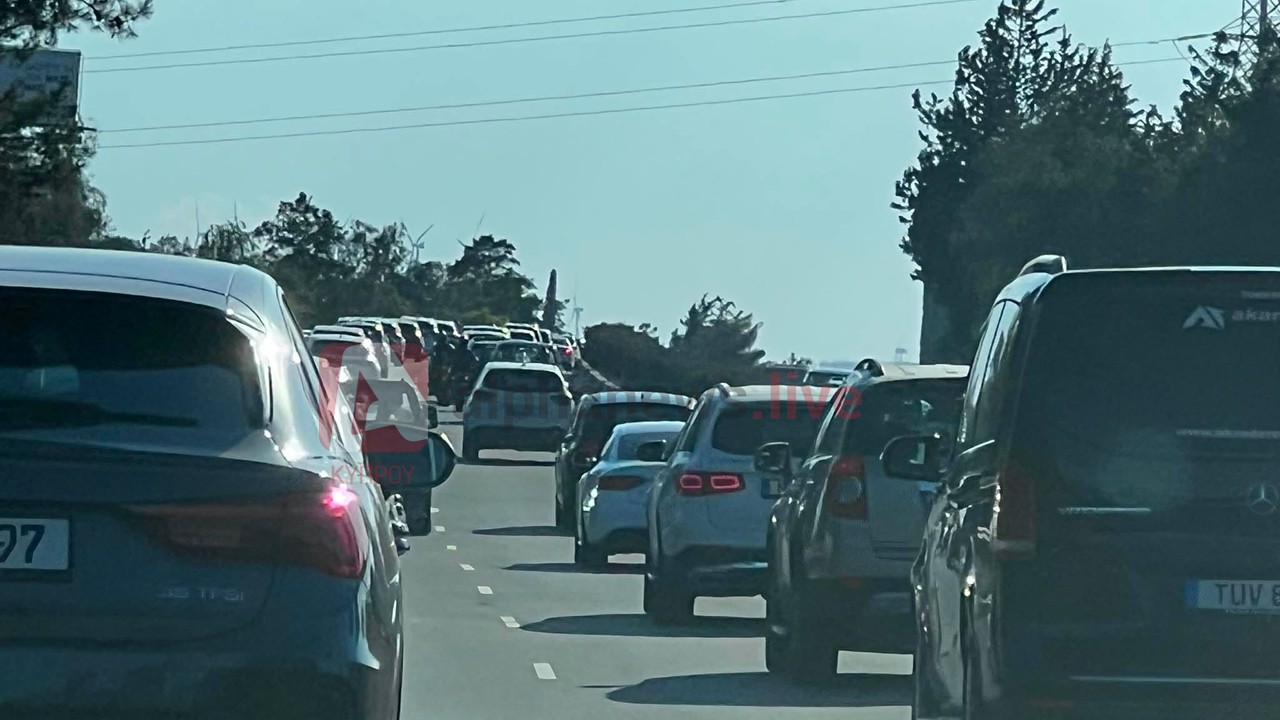 PHOTO: Kilometers-long traffic jams on the highway as vacationers head home