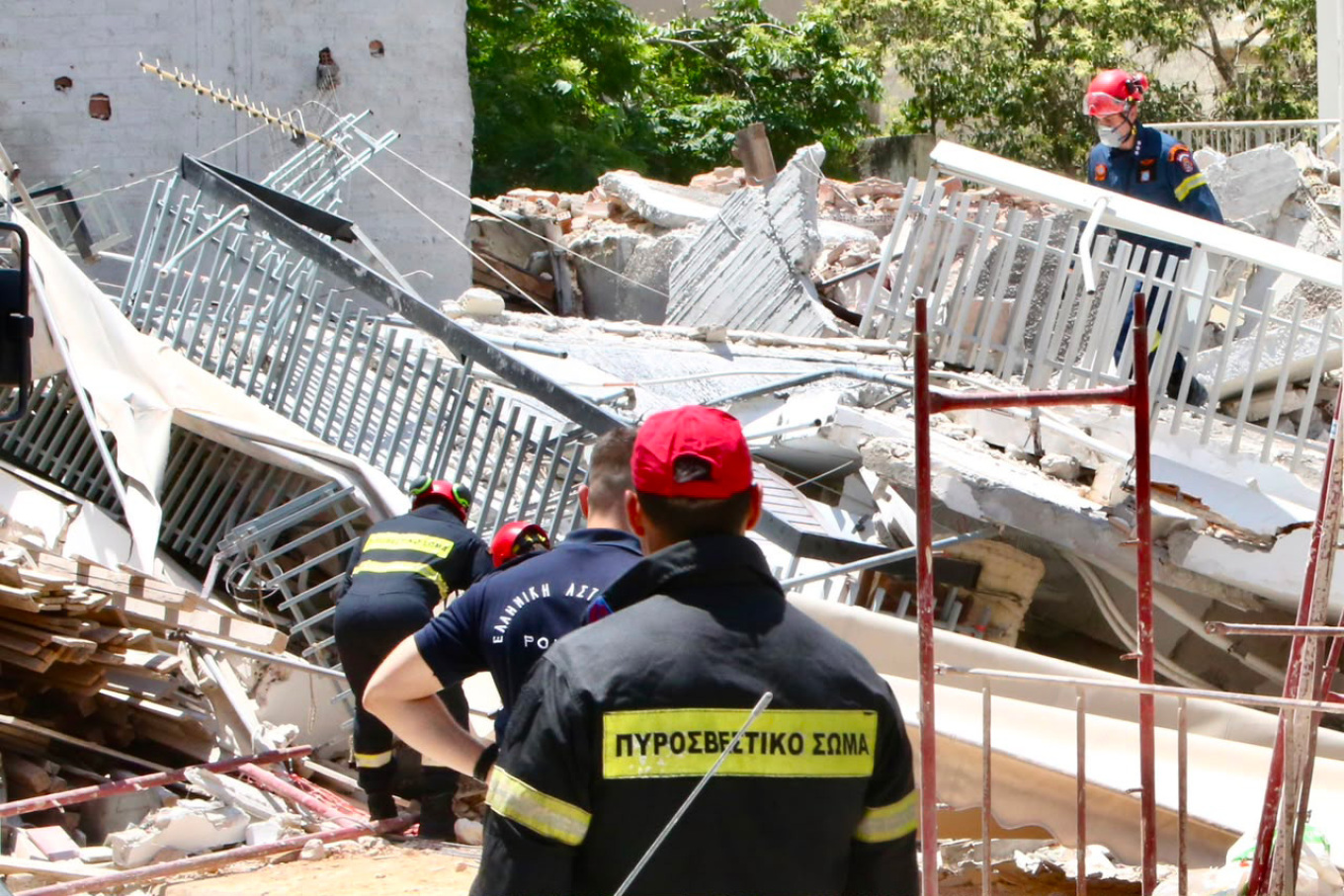 Building Collapse in Petralona: The Foundations of the Adjacent Building Were Damaged