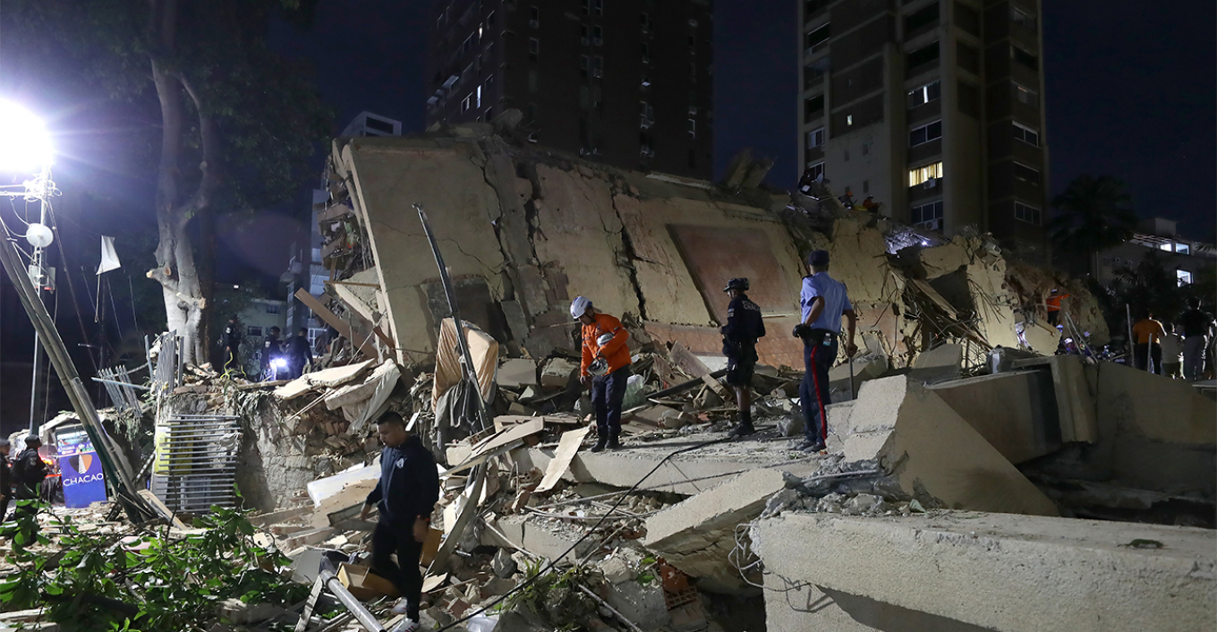 Two powerful earthquakes measuring 7.2 and 7.5 on the Richter scale strike Venezuela: Apartment buildings collapse, fears of thousands of deaths (VIDEO)