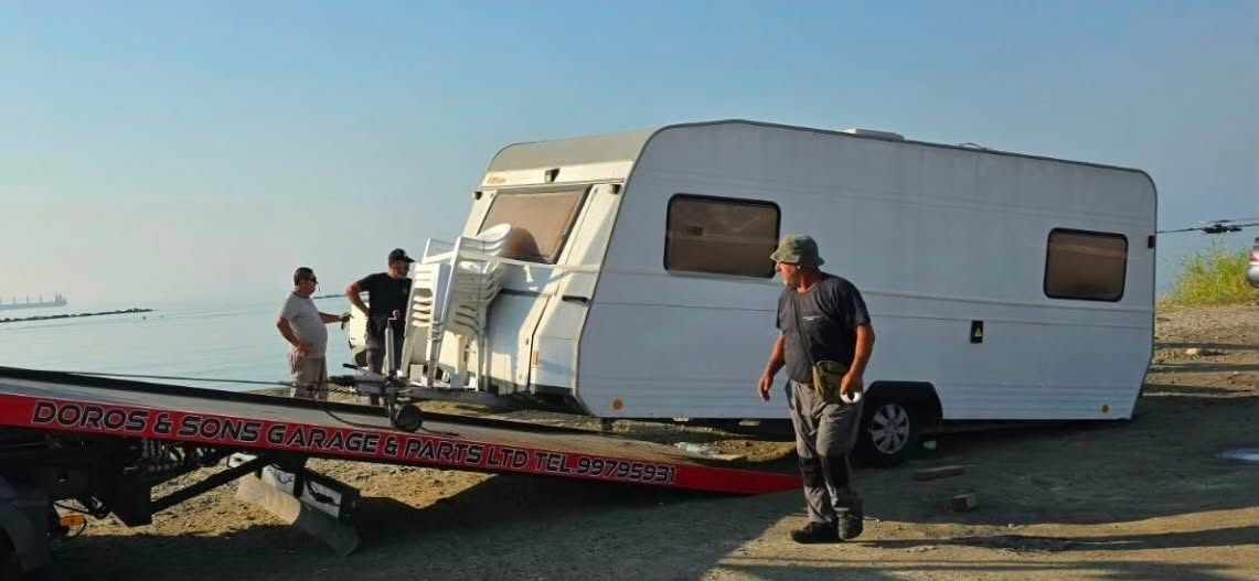 "Cleanup" Operation: Caravans Removed from Larnaca Beach (VIDEO & PHOTOS)