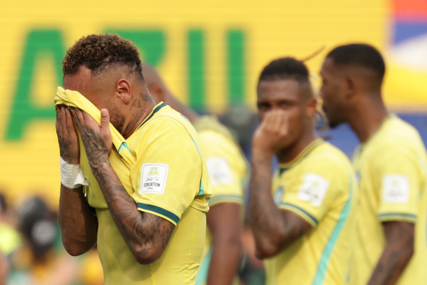 Neymar broke down in tears after Brazil's heartbreaking elimination (PHOTO)