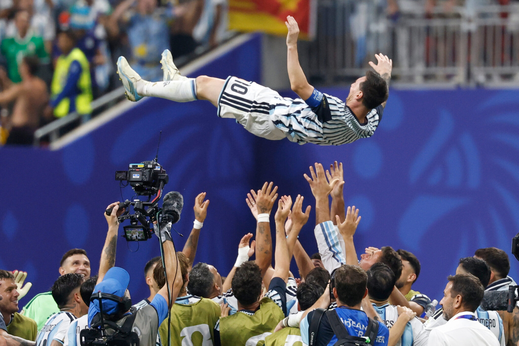 Endless party in the Argentine locker room after the epic victory in Atlanta (VIDEO)