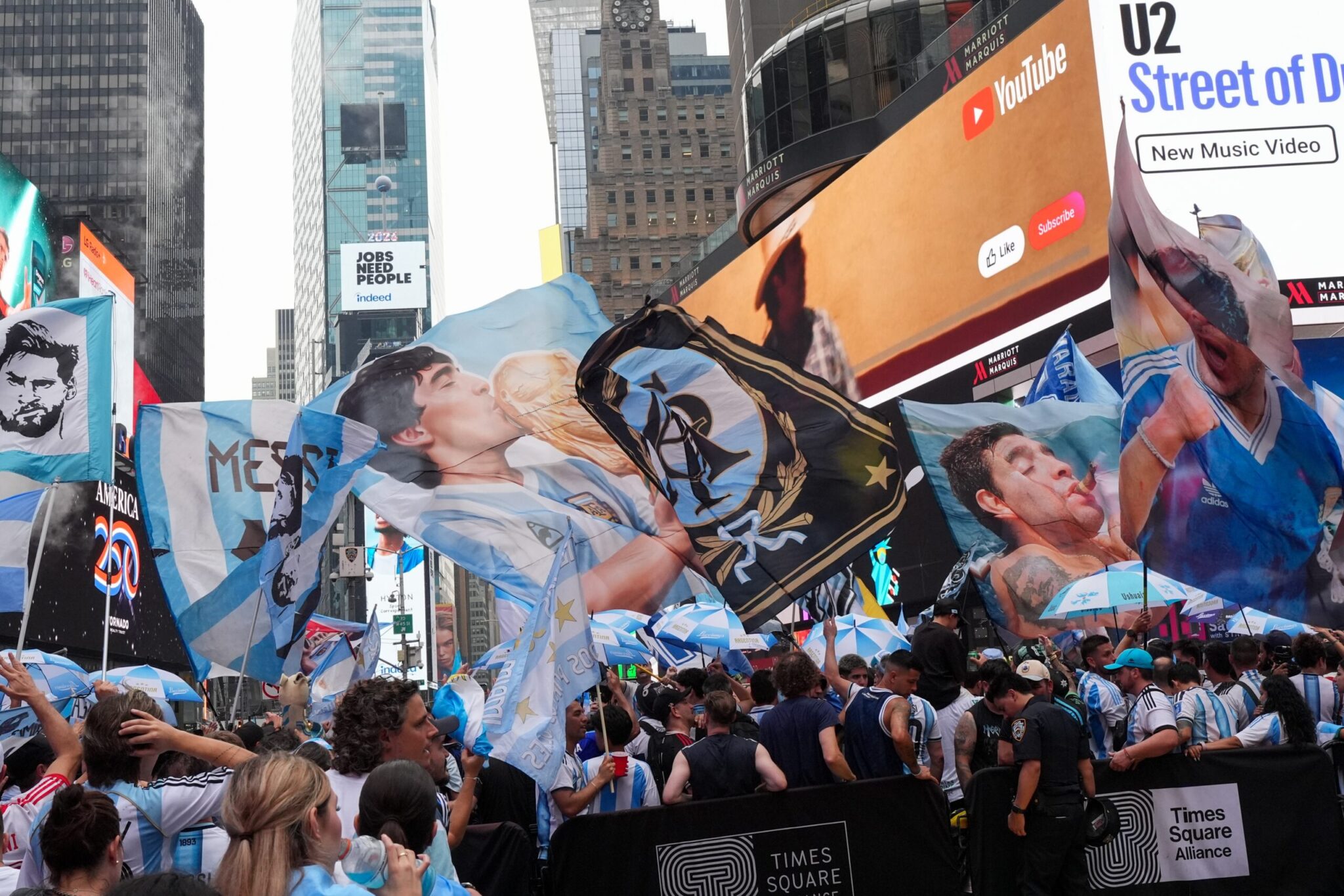 Times Square Was Overflowing with Argentines: A Big Party Ahead of the Final (VIDEO)