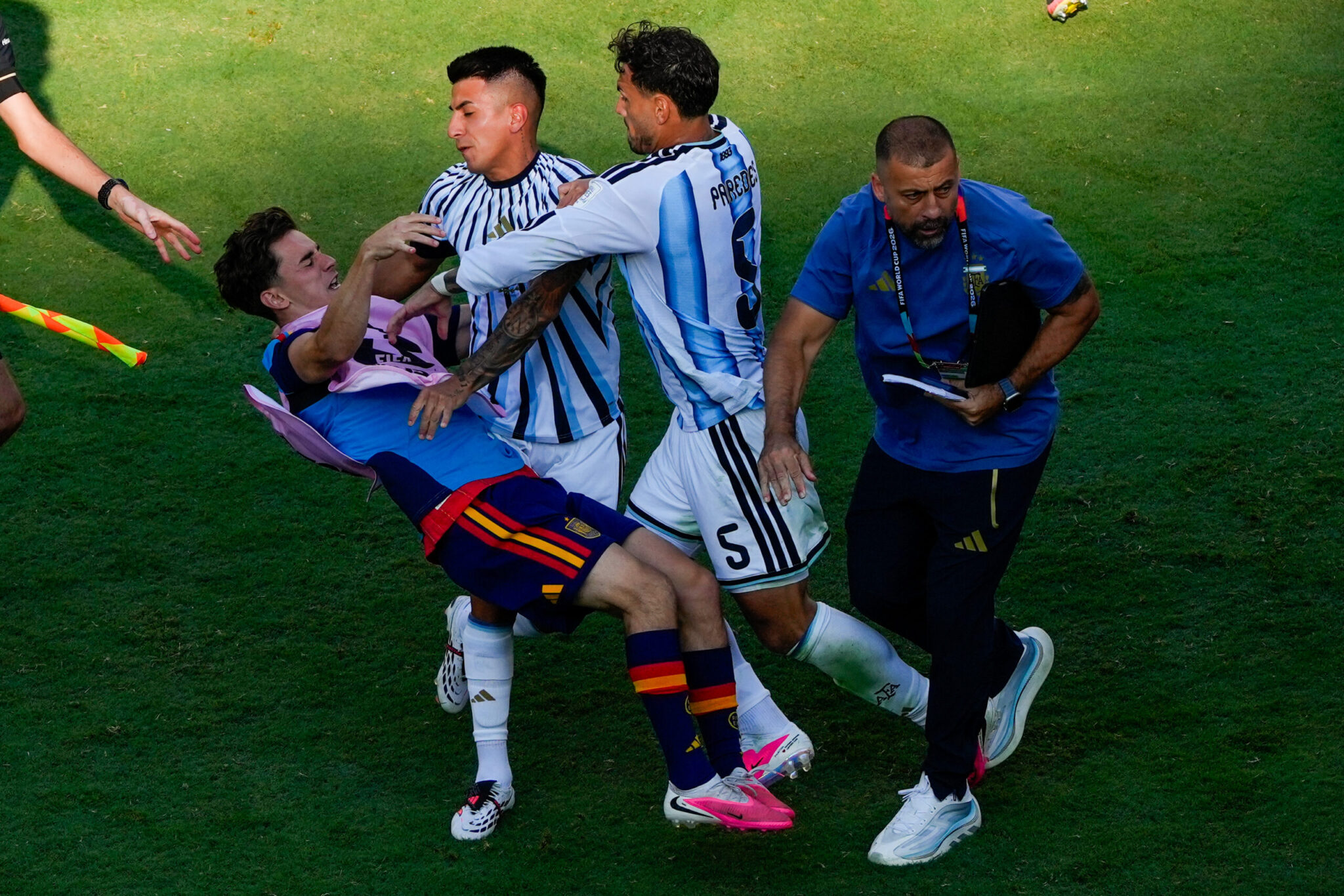 Chaos after the final: Paredes attacked Eric García and Gavi
