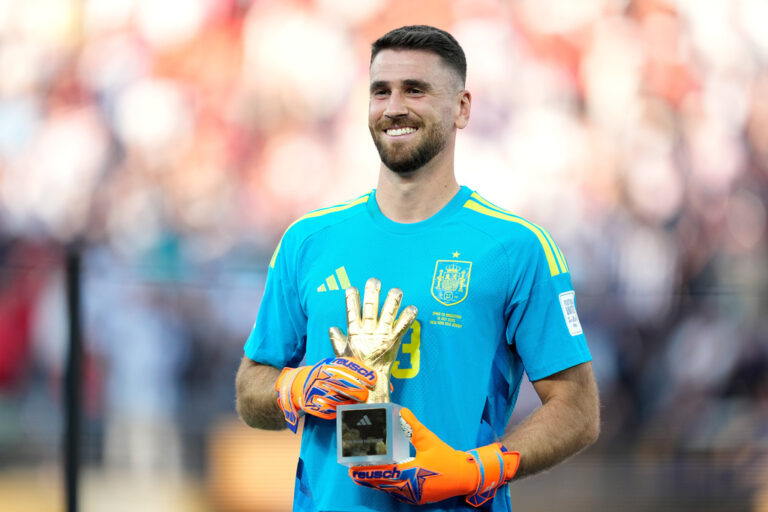 Spain swept the awards: Simón won the Golden Glove, and Kubarshi was named Best Young Player (VIDEO)
