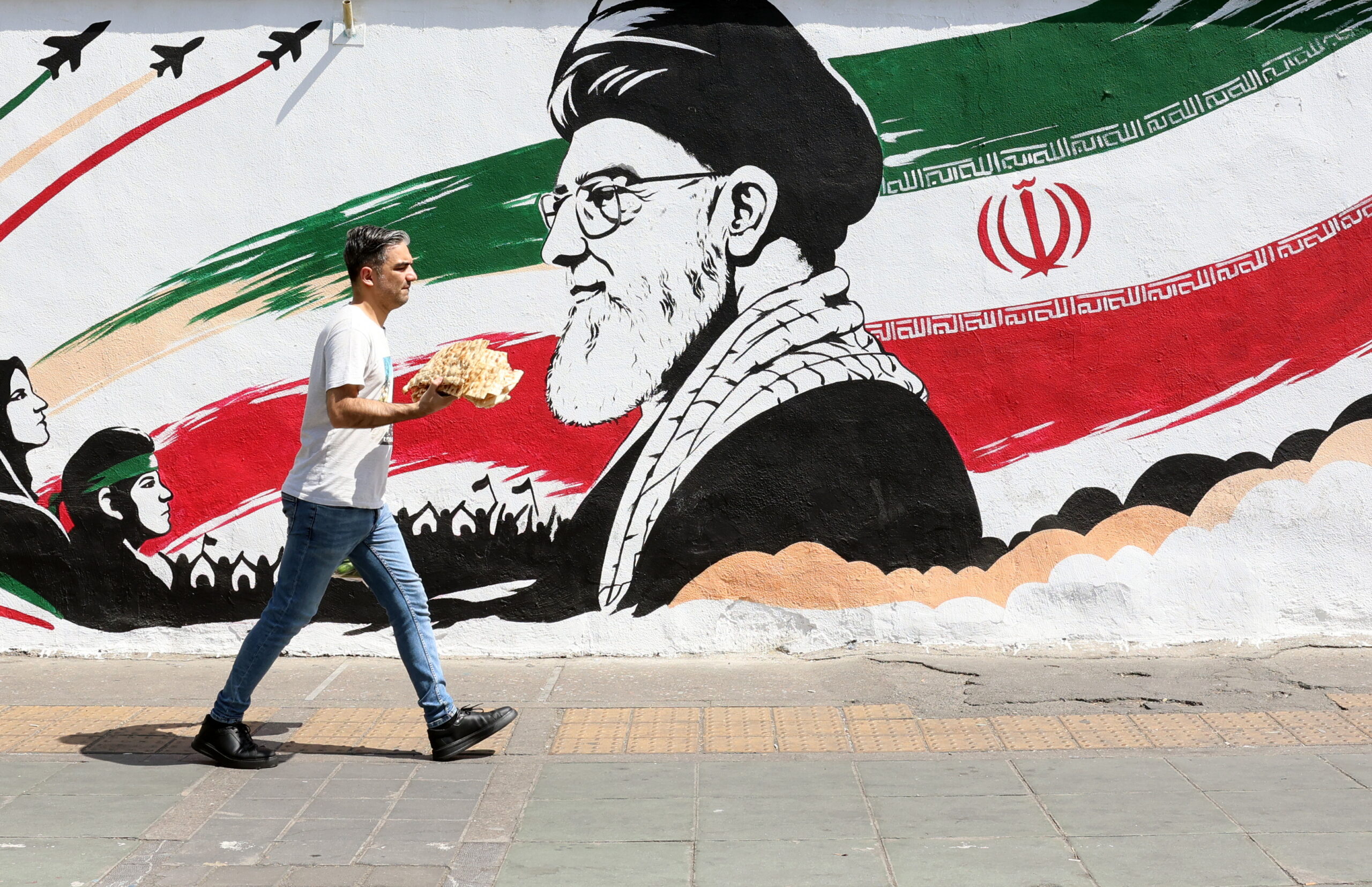 Iran threatens: “We have dealt heavy blows to U.S. bases in Jordan, Kuwait, and Oman, and we will continue to do so.”