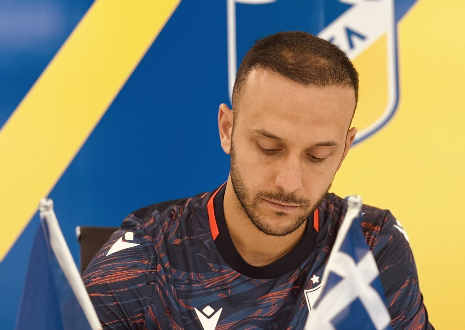 It's official for Sastre: The Spanish defender has signed with APOEL