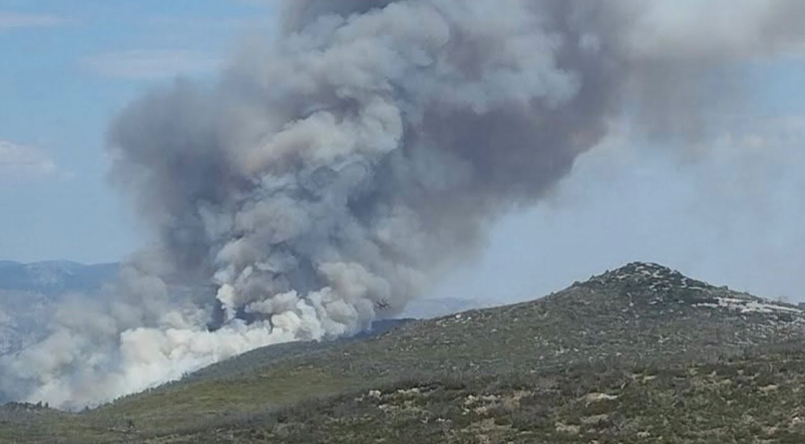 The situation regarding the fire in Oinoi has improved; “We’ve contained the fire, and no homes have been burned.”