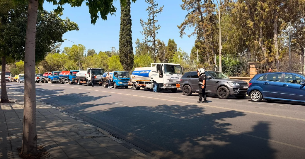 Gas station owners protested outside the Presidential Palace, calling for the President’s intervention (VIDEO & PHOTOS)