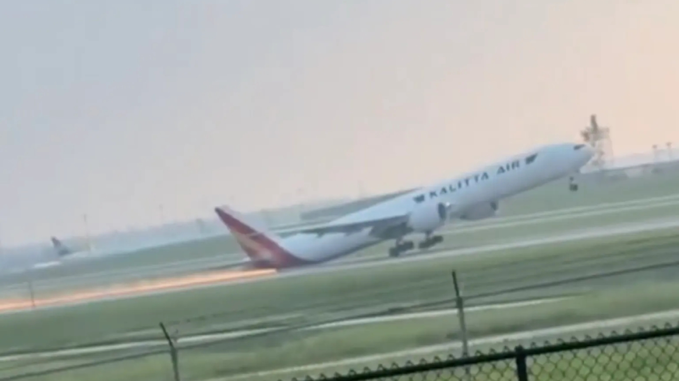 VIDEO: Panic at a Kentucky airport as a Boeing skids down the runway, sending sparks flying