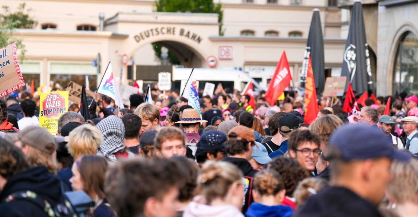 Thousands of protesters block the far-right AfD convention in Erfurt