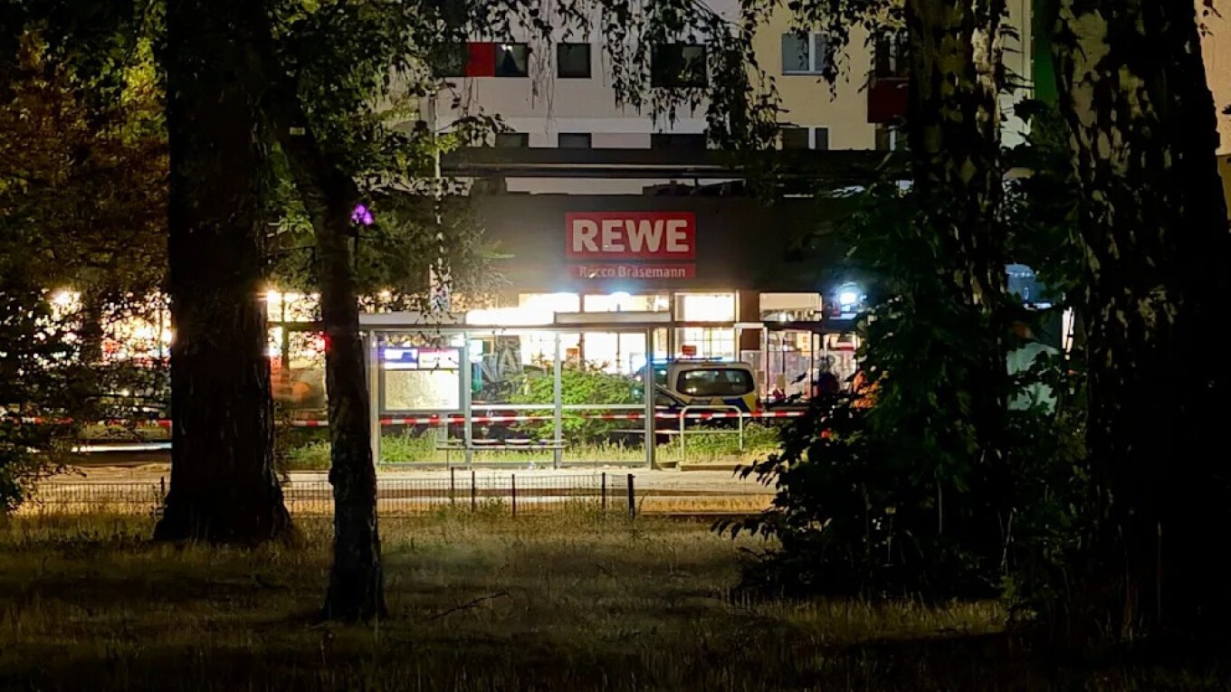 Thriller in Berlin: Man Holds Woman Hostage Inside a Supermarket