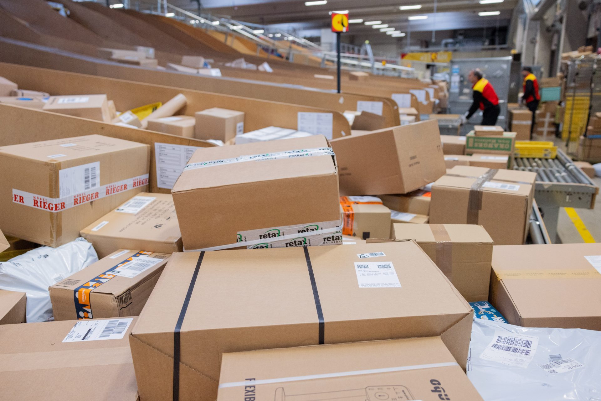 Small Packages Have "Overwhelmed" Customs: What's Going On with Orders from Temu and Shein and the €3