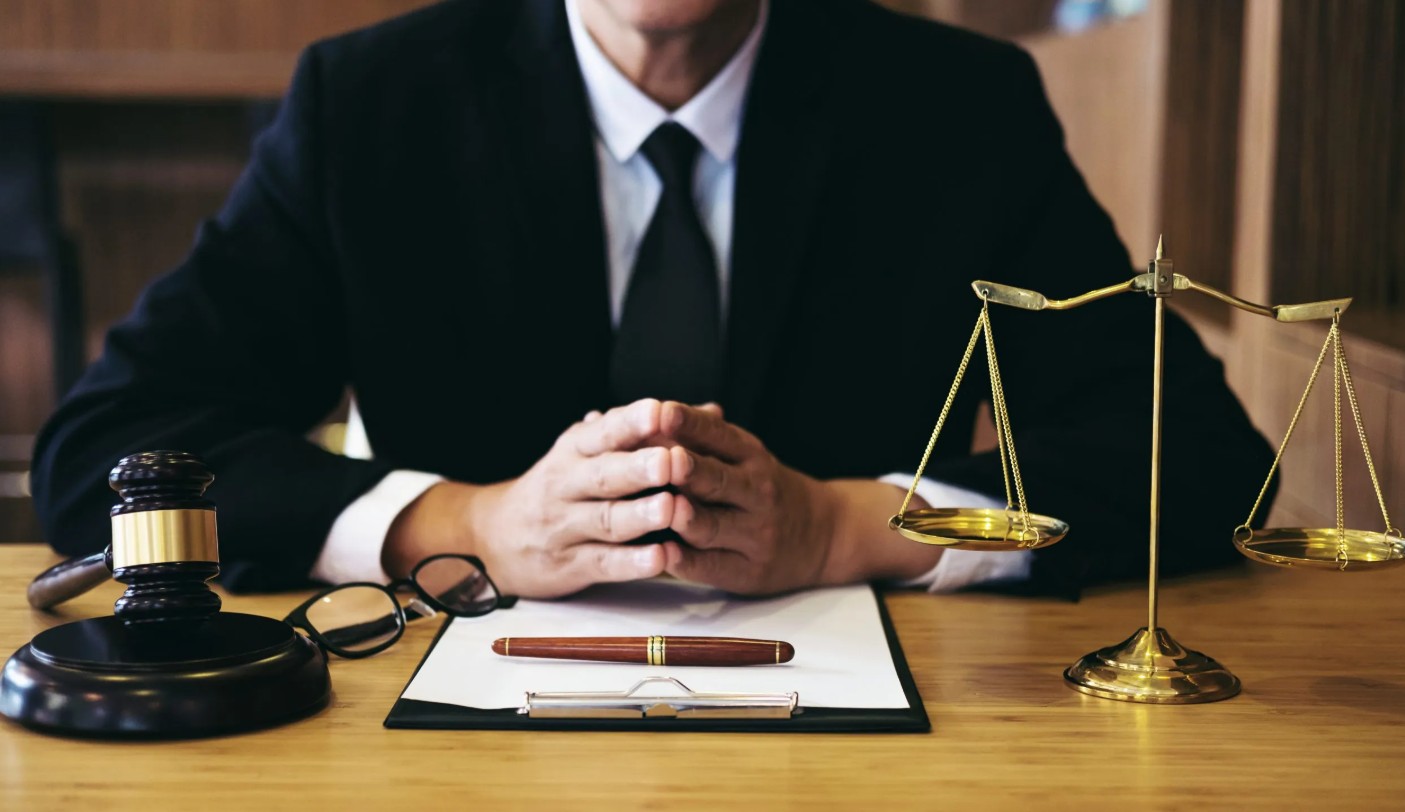 Lawyer Handcuffed in Limassol: A 19-Year-Old Woman Accused Him of Sexual Harassment Inside the YKAN Offices
