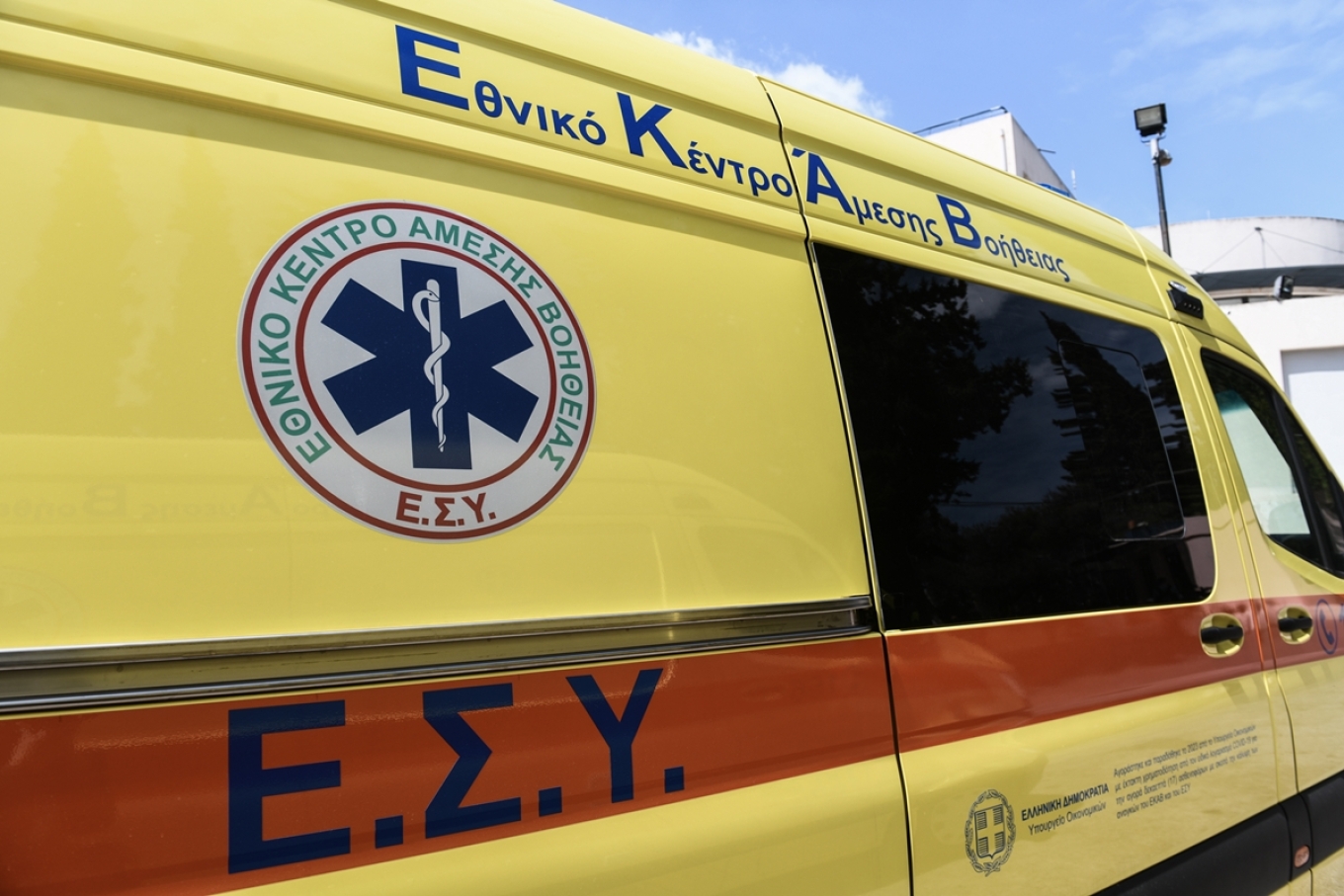 Two Egyptians Injured When a "Gourouna" Crashed Into an Olive Tree in Chania