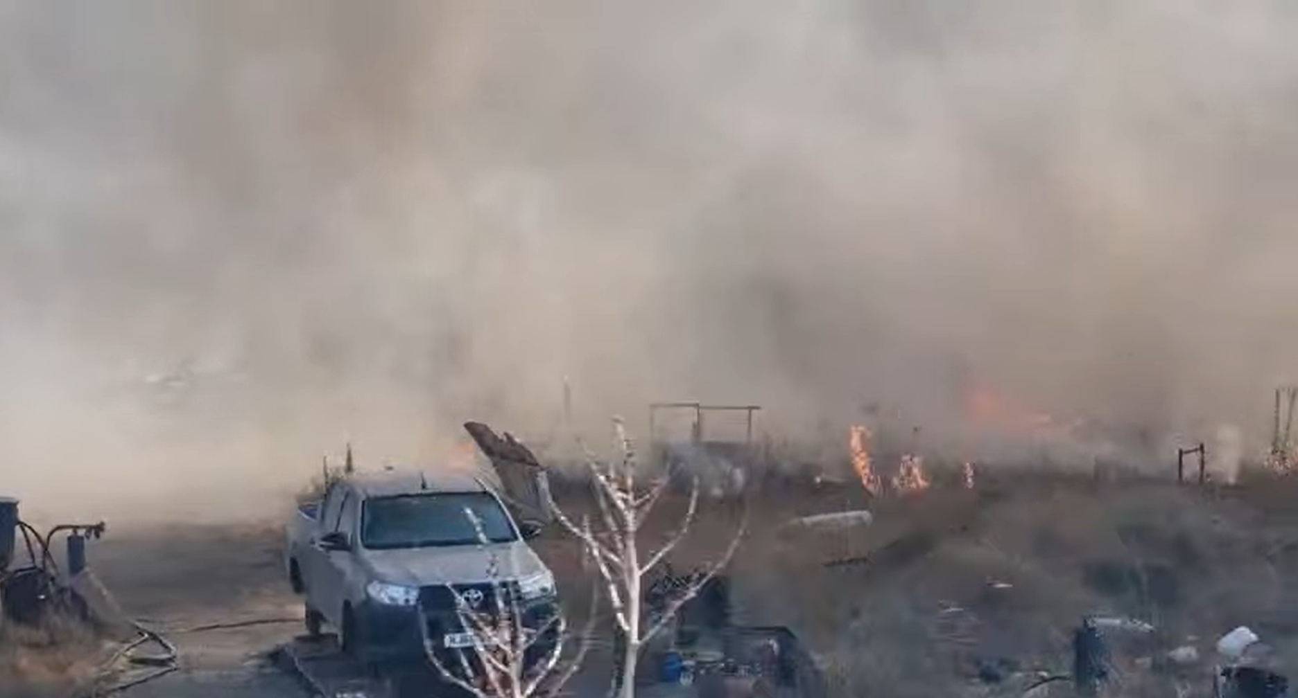 VIDEO: Thick black smoke in Ergates; the fire rages on despite the industrial area