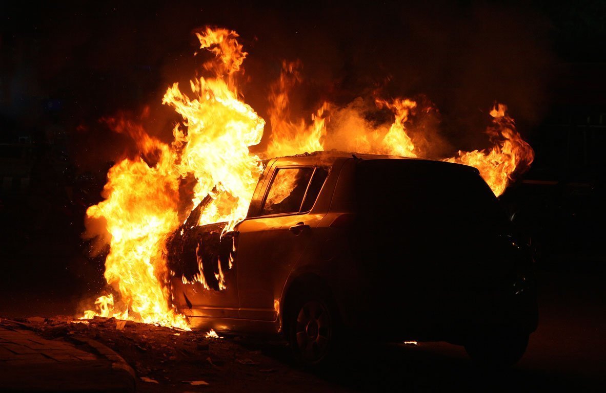 Vehicles on fire in Geri: Two were completely destroyed; six others were damaged