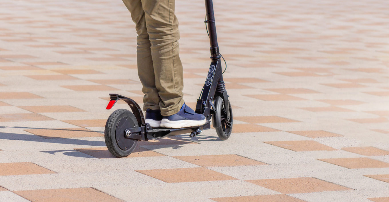 Serious traffic accident in Loutraki: 16-year-old on an electric scooter was struck by a car