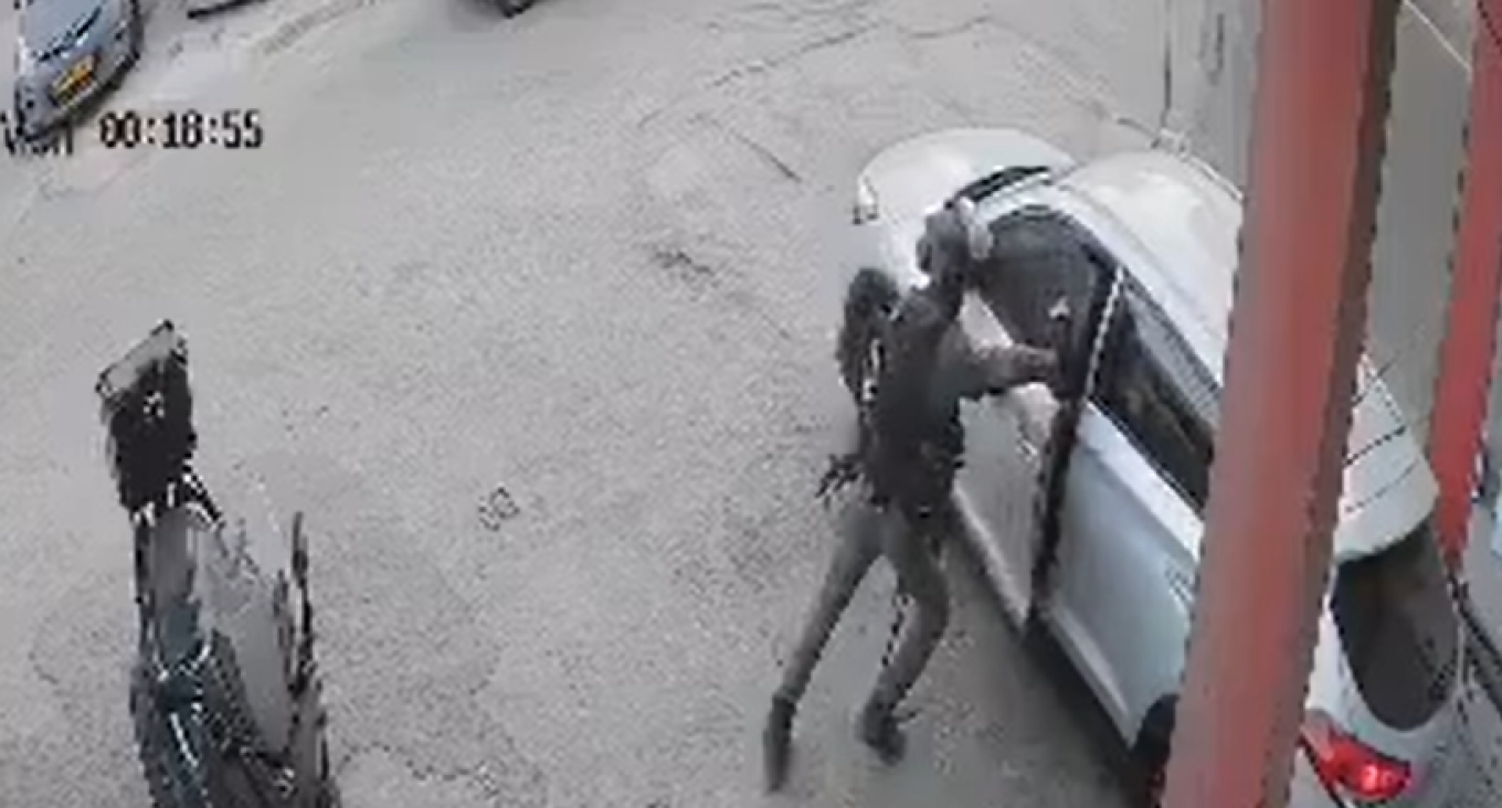 VIDEO: A police officer in Israel threw a flashbang grenade into a car