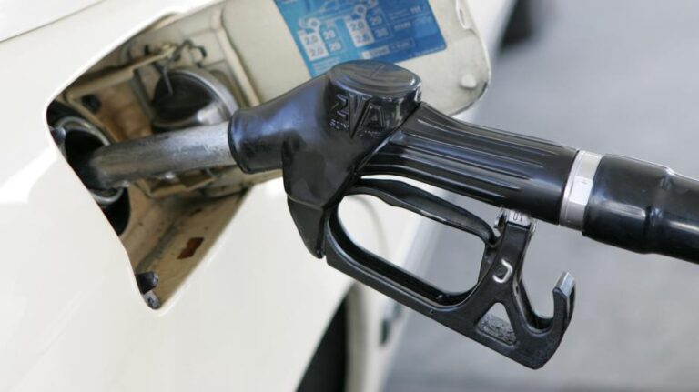 Unbelievable incident in Voula: A gas station attendant doused a 92-year-old man with gasoline because he didn't have enough money to pay