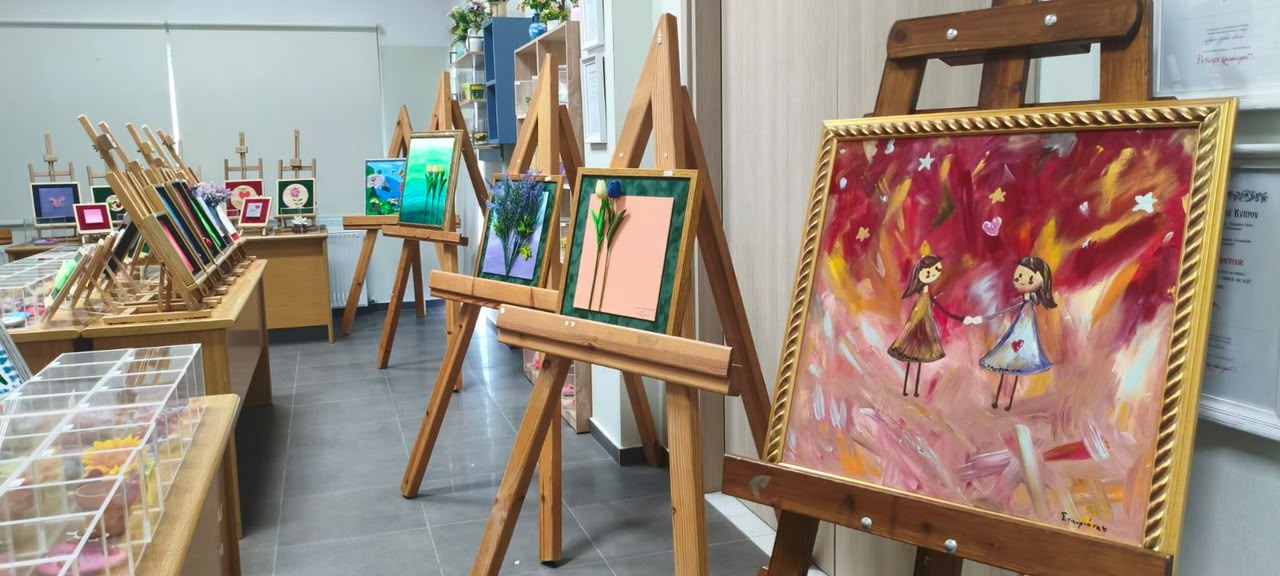 Canvases, paintbrushes, and paints bring hope to the young fighters at the Pediatric Oncology Clinic of Makareio Hospital