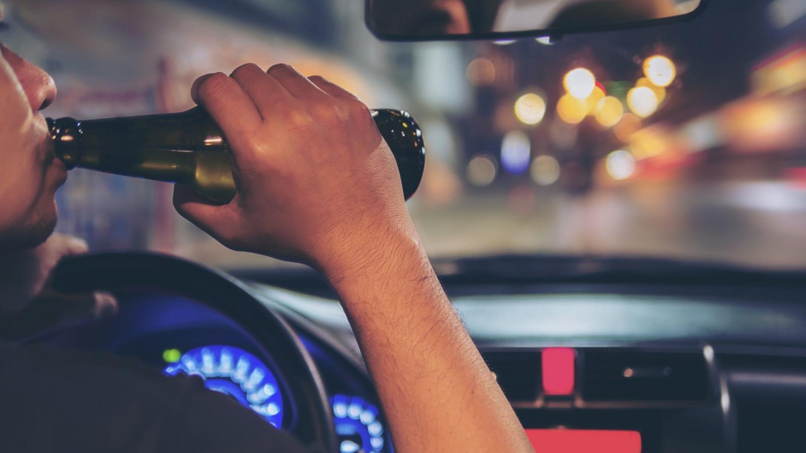 While drunk, he put his 5-year-old son in the car and crashed into the wall surrounding a house