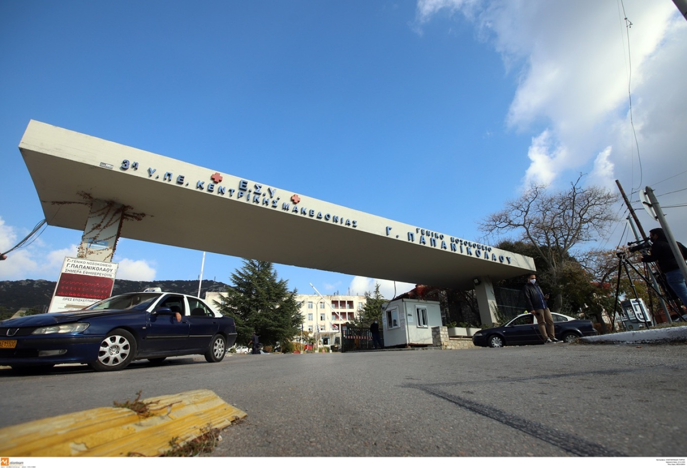 The 72-year-old swimmer who had been resuscitated by lifeguards in Thessaloniki has died