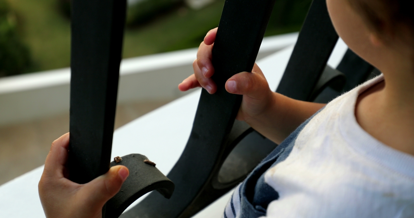 Alarm in Patras: A young child was found alone on a 5th-floor balcony