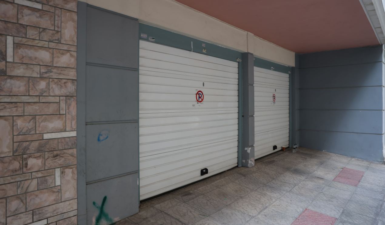 "Her mother was screaming": Mourning for the couple found dead in a garage in Piraeus