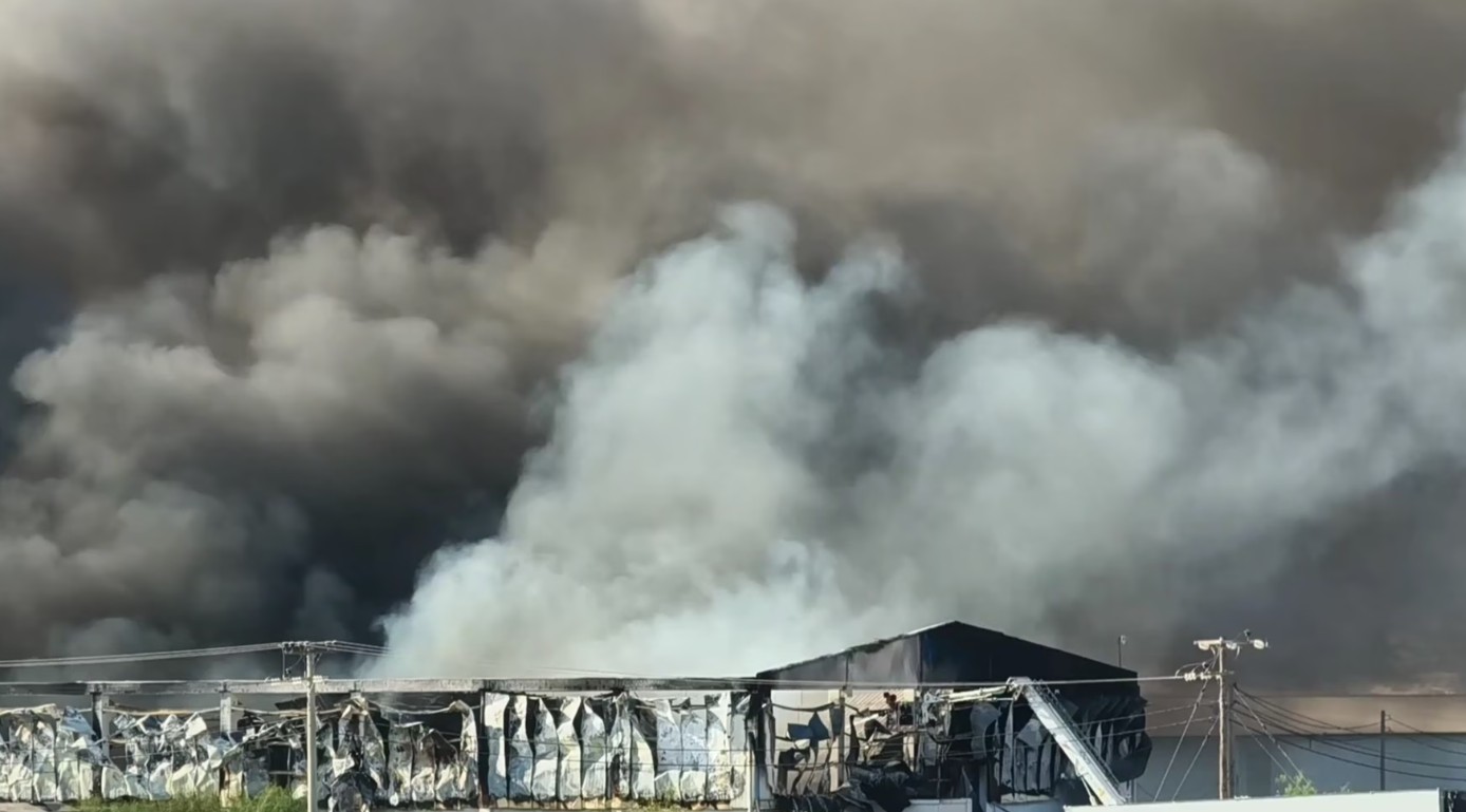 VIDEO: Major fire in Aspropyrgos leaves eight injured; three are on ventilators