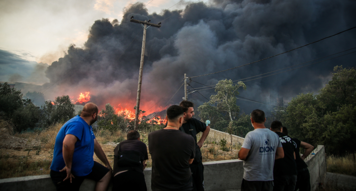 A toxic cloud blanketed Thessaloniki due to the fire in Oreokastro (PHOTO)