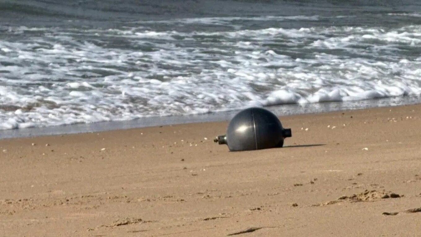Mysterious metal spheres found on an Australian beach; investigation by the Space Agency