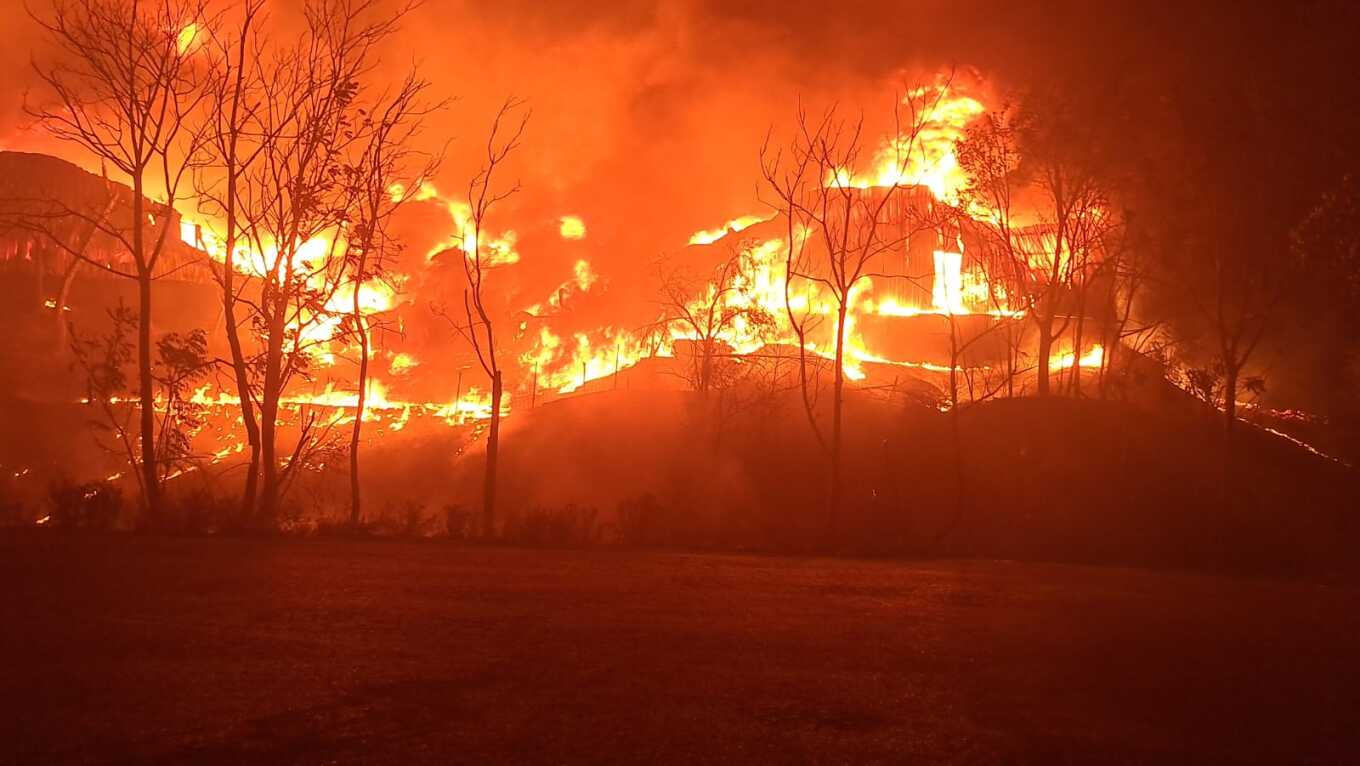 PHOTO: An all-night inferno in Oreokastro, Thessaloniki—Businesses were destroyed, and the flames reached people’s backyards
