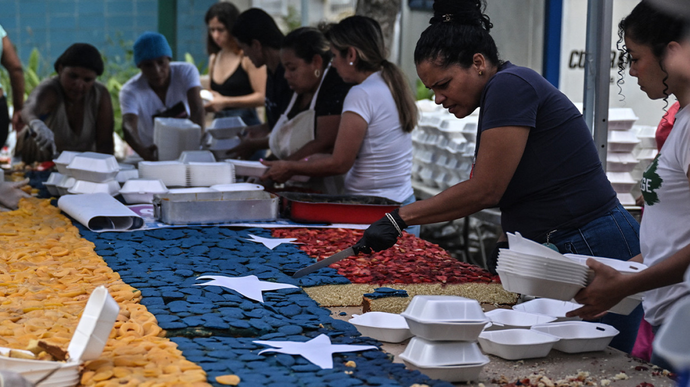 VIDEO: A 7.7-meter-long cake in Venezuela for 3,000 children affected by the deadly earthquakes