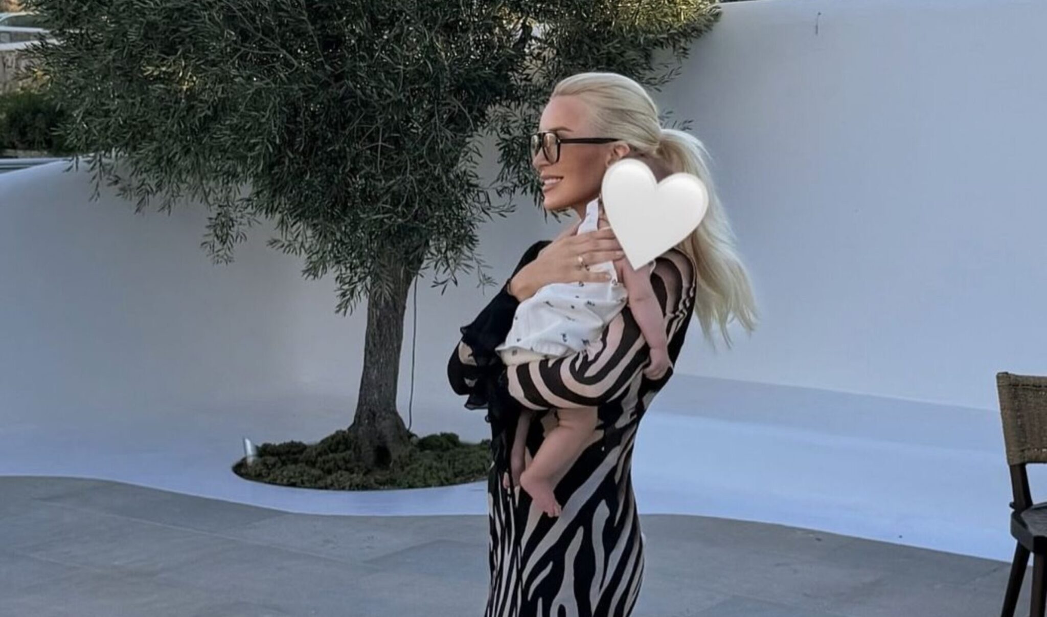 Katerina Kainourgiou: A heartwarming snapshot from Paros featuring little Xenia