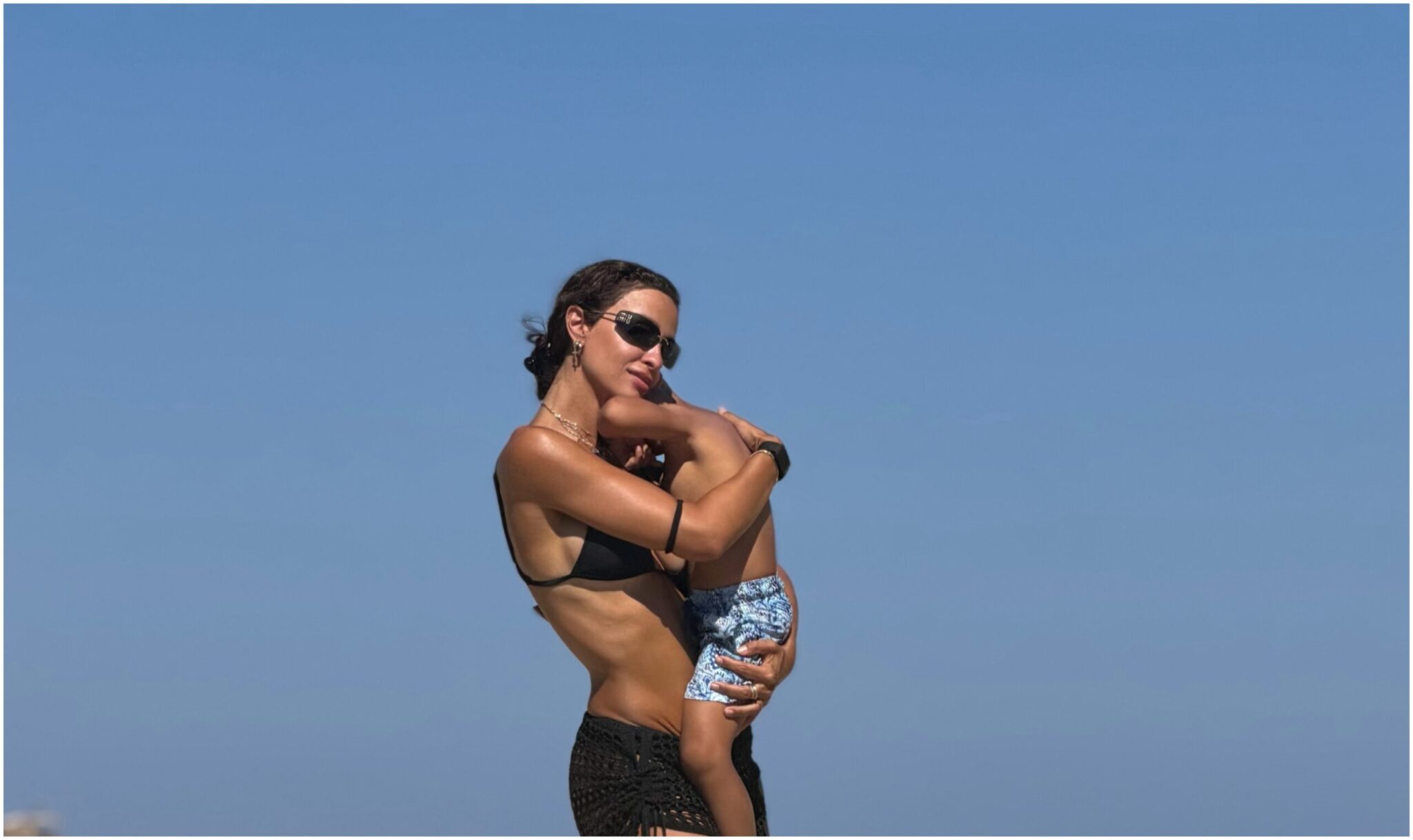 Eleni Foureira: Bids farewell to August with her son, Hermes, from their vacation in Andros