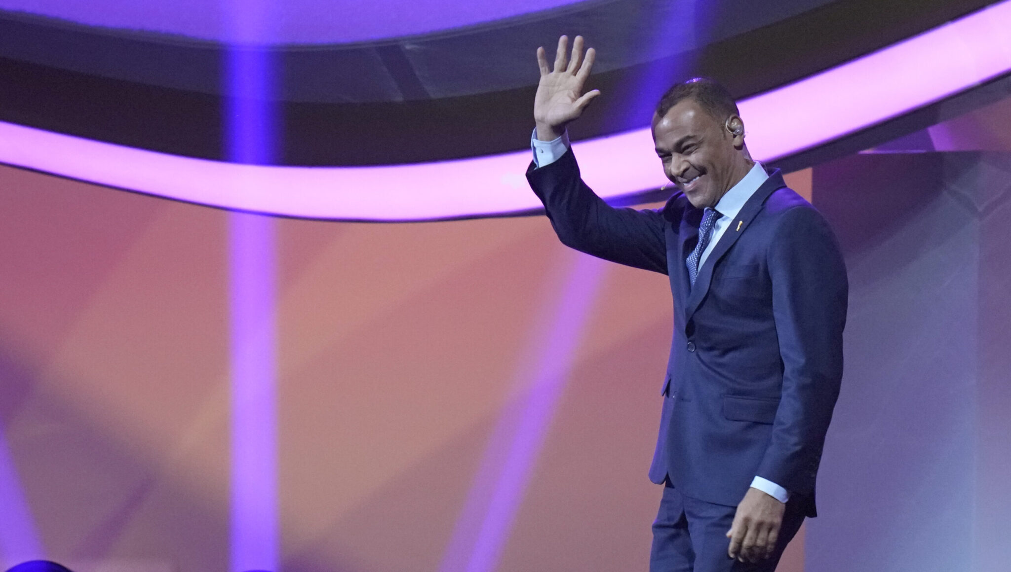 Former soccer stars support Infantino