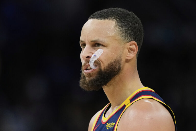 Steph Curry is in talks with the Warriors about extending his contract