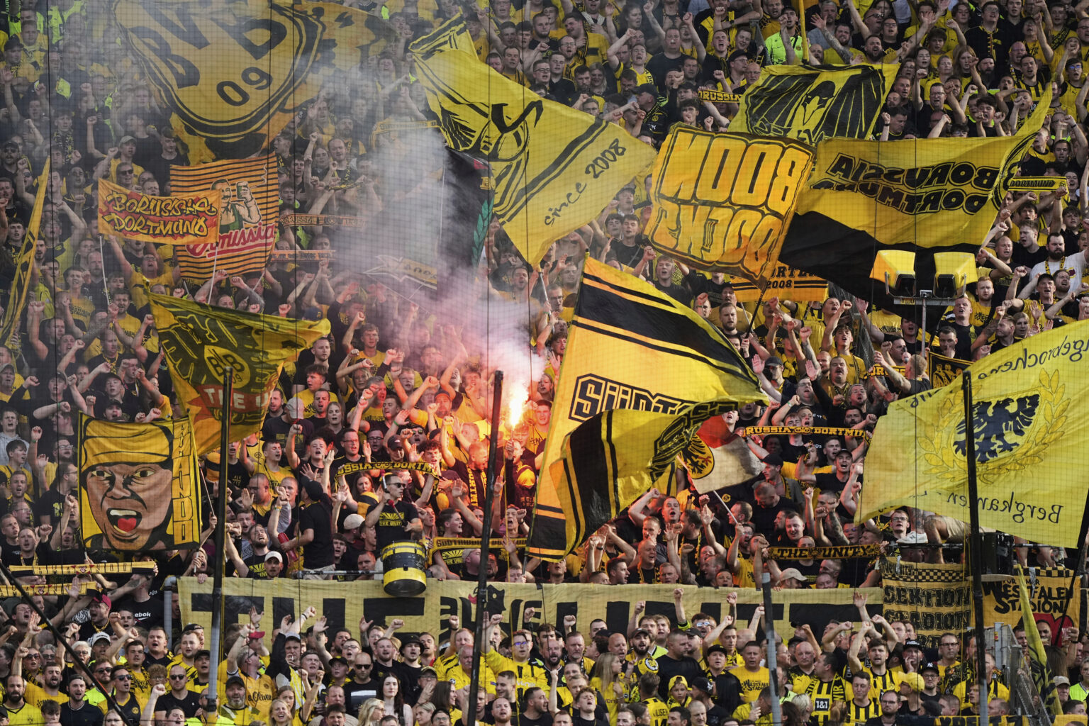 Dortmund danced the syrtaki at Signal Iduna Park in honor of Konstantelia and Karetsa (VIDEO)