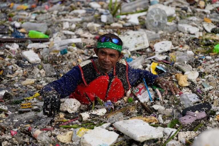 Unbelievable images: Tons of trash have blocked rivers and canals in the Philippines