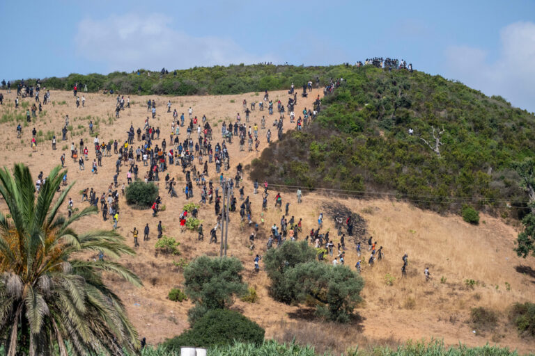 Another attempt at a mass entry into Ceuta; hundreds of migrants were stopped by Morocco