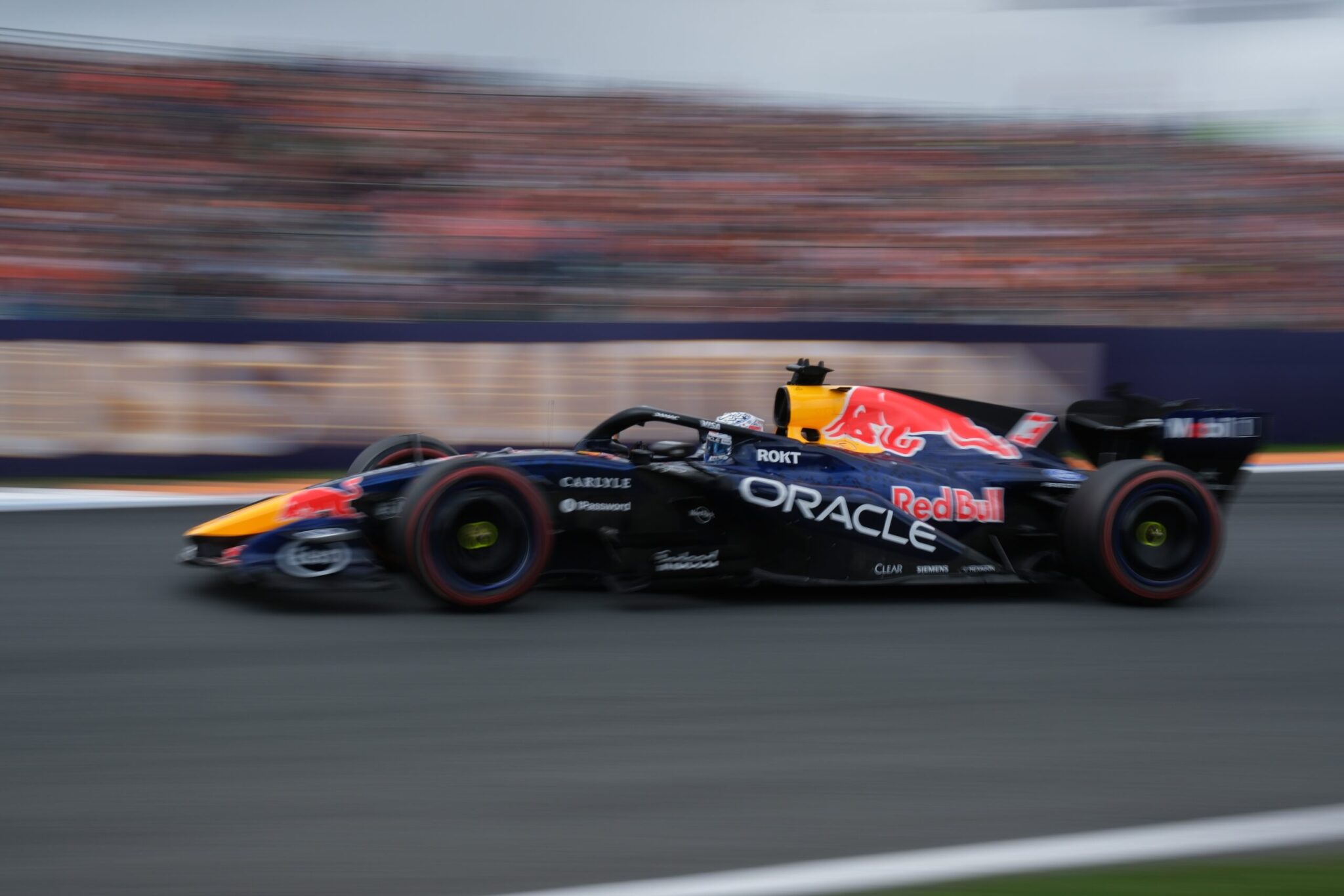 Terrifying crash for Verstappen – He smashed his Red Bull into the barriers shortly after the start (VIDEO)