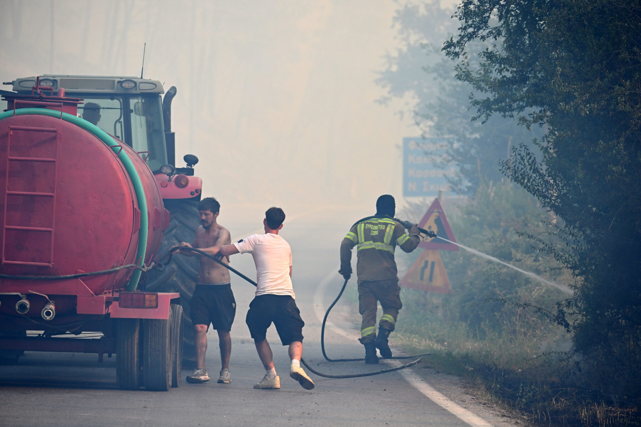 A major fire is raging in Chalkidiki; residents are being evacuated by sea; two firefighters were injured