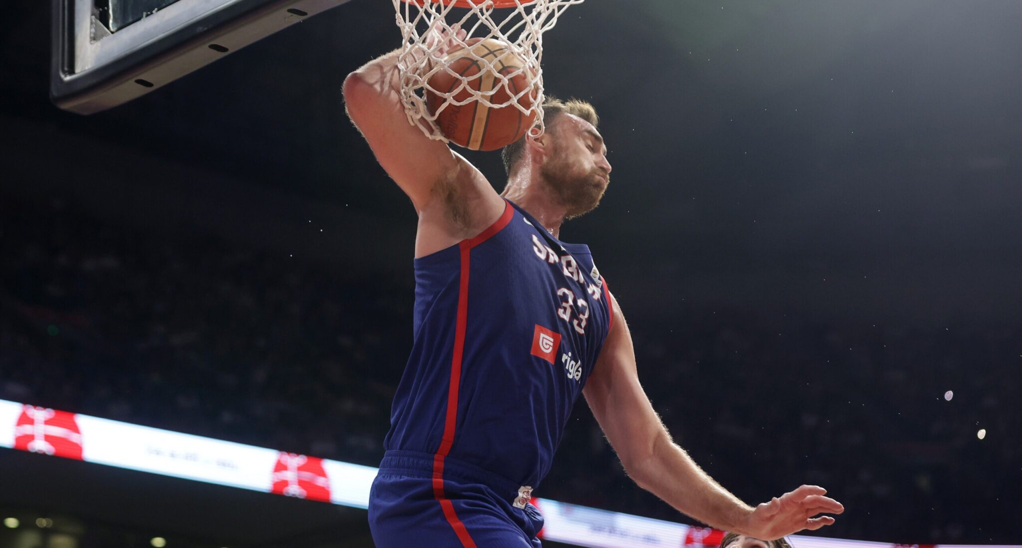 Alarm over Milutinov: He was injured and left the court being supported by others